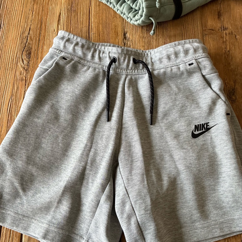 Nike tech kid Gray Shorts